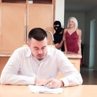 Rharri Rhound in 'Robber Banged My Girlfriend'